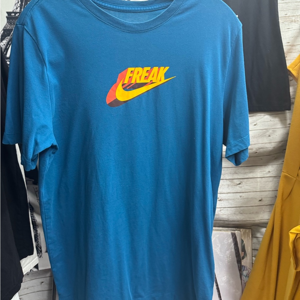 Nike Men's Blue Tee with Orange Graphic